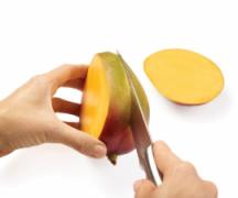 自宅でマンゴーの皮をむく方法